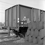 159801 Afbeelding van een open goederenwagen van de N.S. (type GTUK) voor het vervoer van steenkolen te Lisse.